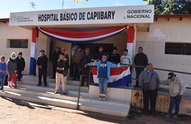el señor Pedro Martínez, se crucificó frente al hospital de Capiibary acompañados por un grupo personas de la tercera edad