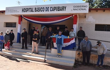 el señor Pedro Martínez, se crucificó frente al hospital de Capiibary acompañados por un grupo personas de la tercera edad