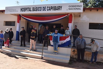 el señor Pedro Martínez, se crucificó frente al hospital de Capiibary acompañados por un grupo personas de la tercera edad