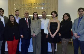 El embajador de EE. UU, James Cason con un grupo de exbecarios Hayes.