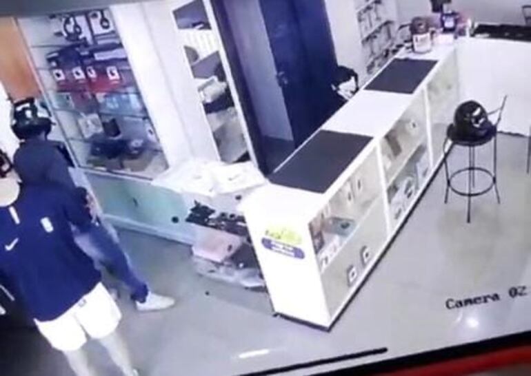 Captura del video de circuito cerrado del local del asalto.