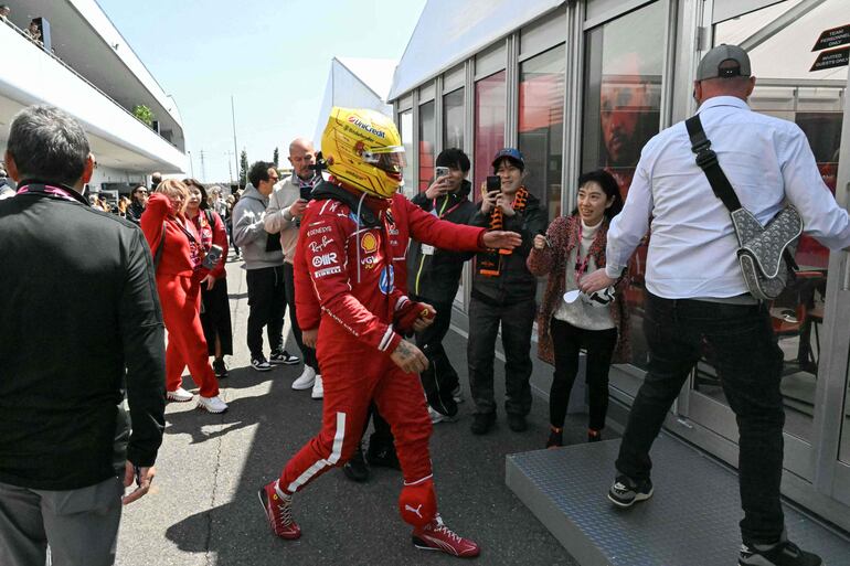 El piloto británico de Ferrari, Lewis Hamilton, ingresando a la zona de boxes previo a los entrenamientos libres en Suzuka.