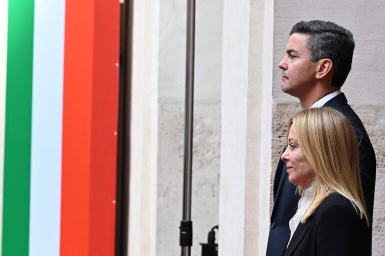 Giorgia Meloni y Santiago Peña