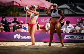 Al saque Giuliana Poletti y a su lado Michelle Valiente.