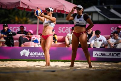 Al saque Giuliana Poletti y a su lado Michelle Valiente.