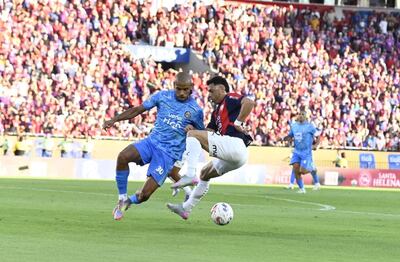 El lateral de Olimpia, Lucas Morales disputa por el esférico ante la presencia del defensor de Cerro Porteño, Blas Riveros.