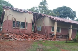 Un susto se llevaron al desplomarse parte del techo de la Escuela Básica N.° 1882 "Don Francisco Caballero Luraschi", ubicada en la compañía Caacupe’i, del distrito de Villa del Rosario.