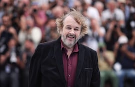 Peter Jackson posó para los fotógrafos en Cannes, donde hoy recibirá la Palma de Oro de honor en la apertura de la 79 edición del festival.