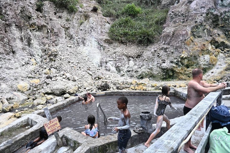 Marigot Bay, Santa Lucía. Sulphur Springs, área geotérmica con respiraderos humeantes, piscinas de barro burbujeantes y aguas ricas en minerales cerca de Soufrière.
