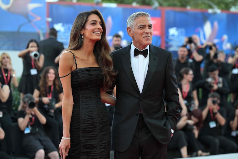 Icónico matrimonio. La abogada Amal Clooney y el actor estadounidense George Clooney asistieron al evento de la alfombra roja previo a la proyección de "Hink" y la ceremonia de apertura del 83º Festival Internacional de Cine de Venecia. (Tiziana FABI / AFP)