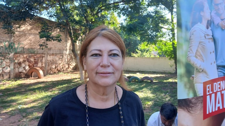 Olga Fernández, de la Asociación de Víctimas del Dengue, en una minga ambiental esta mañana.