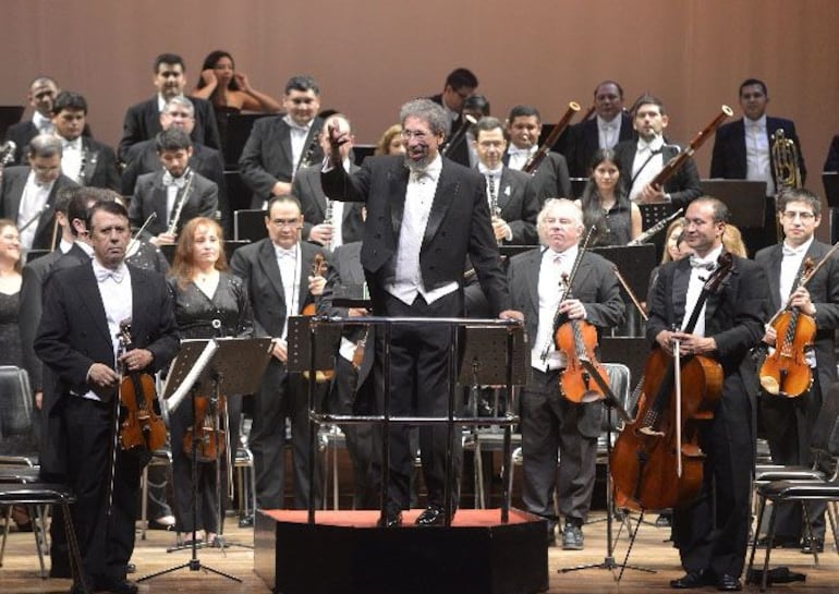 Leon Burke III durante un concierto junto a la OSCA en el año 2014, en el Teatro Municipal "Ignacio A. Pane".