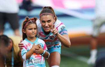 SAN DIEGO, CALIFORNIA - SEPTEMBER 08: Alex Morgan #13 of San Diego Wave FC interacts with her daughter, Charlie, before the game against North Carolina Courage at Snapdragon Stadium on September 08, 2024 in San Diego, California.   Meg Oliphant/Getty Images/AFP (Photo by Meg Oliphant / GETTY IMAGES NORTH AMERICA / Getty Images via AFP)