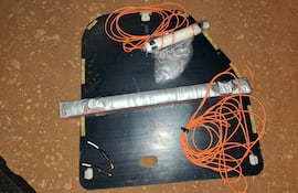 Explosivos hallados en uno de los vehículos abandonados por los presuntos asaltantes.