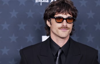 El actor australiano Jacob Elordi llegó así de "fachero" a los Critics' Choice Awards en The Barker Hangar en Santa Mónica, California, EE. UU. (EFE/EPA/CHRIS TORRES)