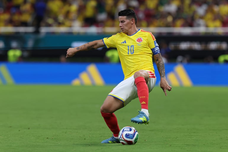 James Rodríguez de Colombia controla el balón este martes, durante un partido del grupo K del Mundial de la FIFA 2026 entre Colombia y RD Congo en el estadio Akron en Guadalajara (México). 