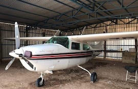 La avioneta Cessna 210, matrícula ZP-BVC, robada del hangar en diciembre de 2022, continúa desaparecida.