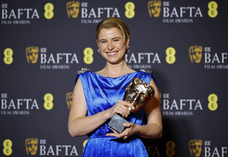 La actriz irlandesa Jessie Buckley posa con su premio a la Mejor Actriz por 'Hamnet' en la sala de prensa del Royal Festival Hall de Londres, Gran Bretaña.