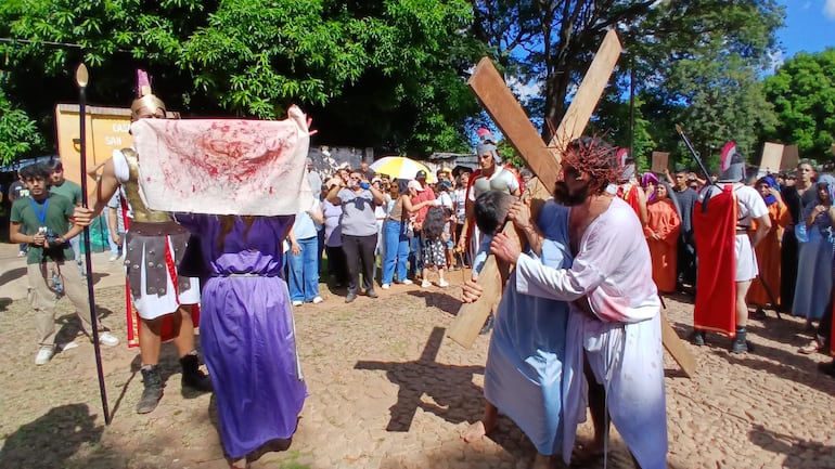 La Verónica seca el rostro de Jesús.
