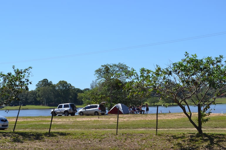 Los visitantes tiene la opción de acampar a orillas del río en lado de Caapucú.
