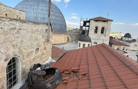 Fotografía publicada en la cuenta oficial de X del Ministerio de Asuntos Exteriores de Israel junto a un mensaje en el que informan de un fragmento cayó sobre un tejado del recinto de la Iglesia del Santo Sepulcro, tras la explosión de un misil iraní sobre la Ciudad Vieja de Jerusalén.