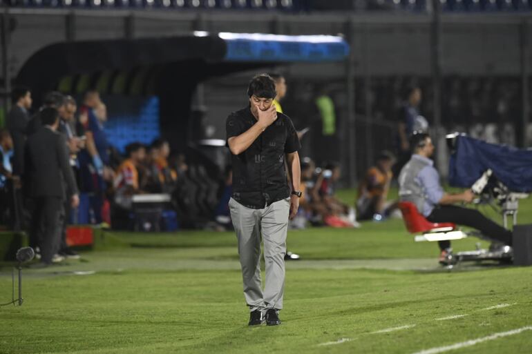 El argentino Daniel Garnero, entrenador de Libertad, durante el partido de ida de los octavos de final de la Copa Sudamericana contra Fortaleza de Brasil en el estadio Defensores del Chaco, en Asunción, Paraguay.