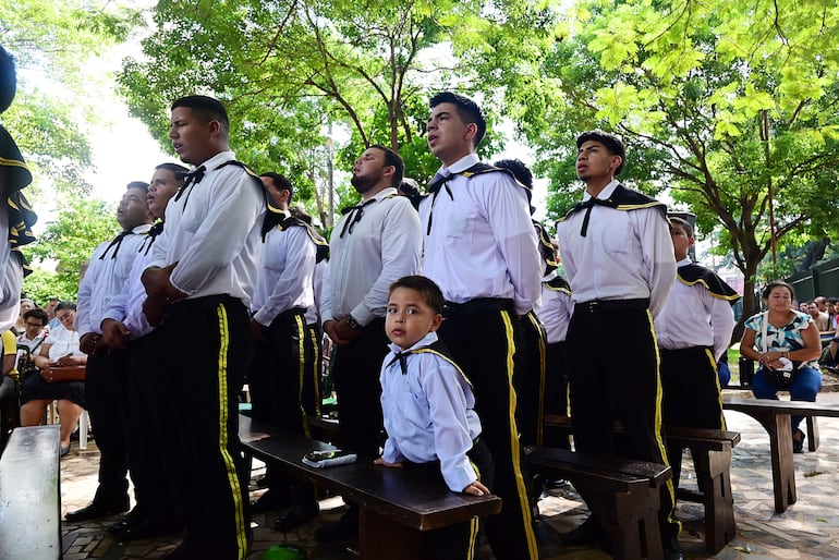 Los pequeños estacioneros ya acompañan a sus padres para seguir con la tradición. 