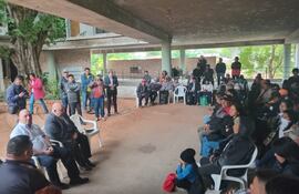 El presidente del INDI, Hugo Samaniego, en plena reunión con los representantes de los pueblos indígenas.