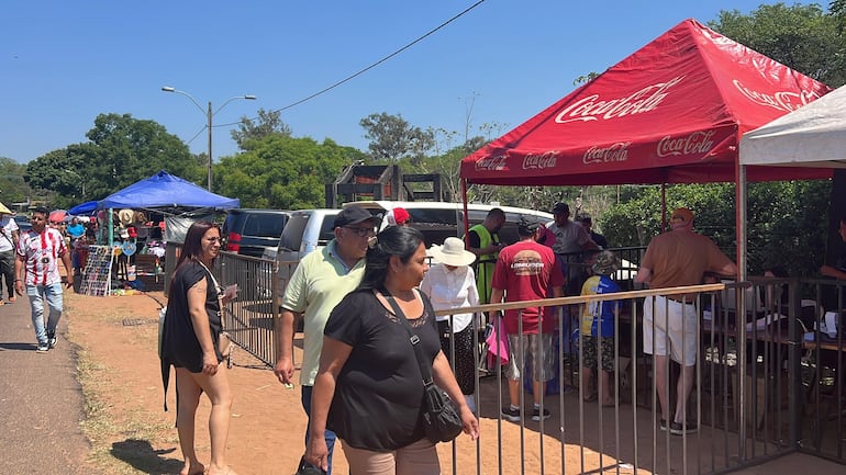 La gente forma fila para realizar el pago de sus entradas y acceder a la actividad.