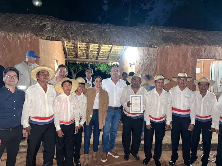 La ministra de la Secretaría Nacional de Cultura (SNC), Adriana Ortiz (centro), acompañada del intendente de Yaguarón, Luis Rodríguez Lugo (PLRA), y de integrantes de la banda ancestral Peteke Peteke.