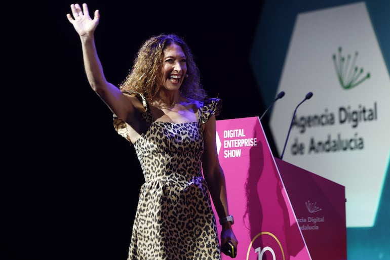 Randi Zuckerberg, emprendedora y fundadora de Zuckerberg Media, durante su ponencia "la IA que cumple", en la que expone cómo la Inteligencia Artificial (IA) está incrementando el retorno de la inversión como palanca real de impulso del negocio, en el Digital Enterprise Show que se celebra en el Palacio de Congresos de Málaga, este miércoles.