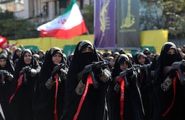 Mujeres participan de un desfile militar en Teherán, Irán.