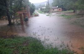 Familias del barrio Pirayu'i en Itacurubí de la Cordillera, sufren inundaciones recurrentes por falta de acción municipal.