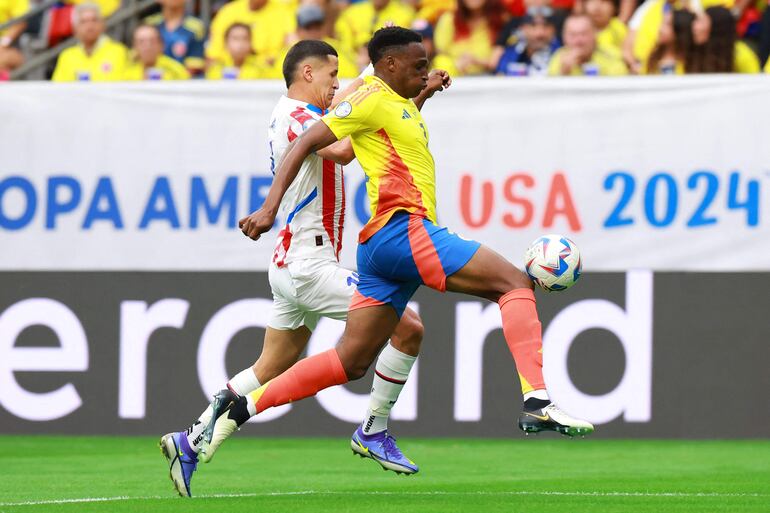 Alex Arce, futbolista de la selección paraguaya, pelea por el balón en un partido frente a Colombia por la primera fecha del Grupo A de la Copa América 2024 en el estadio NRG Stadium, en Houston, Texas.