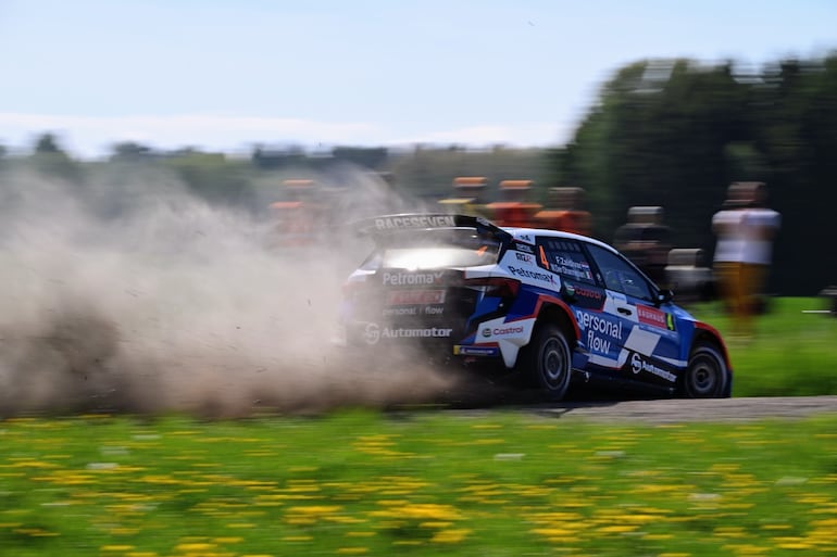 Espectacular derrape del Škoda Fabia RS Rally2 de Fau Zaldívar y Marcelo der Ohannesian.