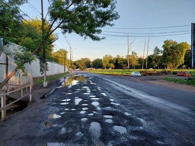 Una gran cantidad de baches y aguas acumuladas toman casi toda la avenida Del Agrónomo de San Lorenzo.