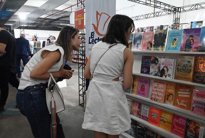 Diversas ofertas se pueden encontrar en los más de 20 stands que forman parte de la Libroferia Capel.