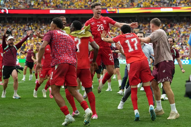 Ruben Vargas de Suiza (C-D) celebra tras anotar el penal de la victoria con sus compañeros después de la tanda de penales del partido de octavos de final de la Copa Mundial de la FIFA 2026 entre Suiza y Colombia, en Vancouver, Canadá.