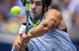 El español Carlos Alcaraz aumentó el nivel este domingo y arrolló 6-4, 6-3 y 6-4 al estadounidense Tommy Paul para plantarse en los cuartos de final del Abierto de Estados Unidos.