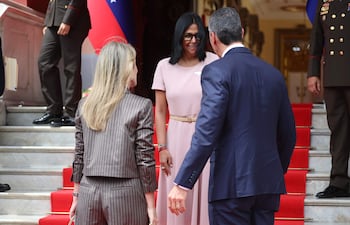 La presidenta encargada de Venezuela, Delcy Rodríguez (c), saluda al presidente de Paraguay, Santiago Peña (d), y a su esposa, Leticia Ocampos, durante una reunión oficial el sábado, en el Palacio de Miraflores, en Caracas (Venezuela).