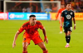 Carlos Sebastian Ferreira Vidal en acción en el partido de Houston Dynamo ante Minnesota United.