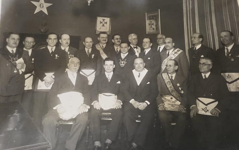 José Félix Estigarribia sentado en el centro durante un encuentro de los masones.