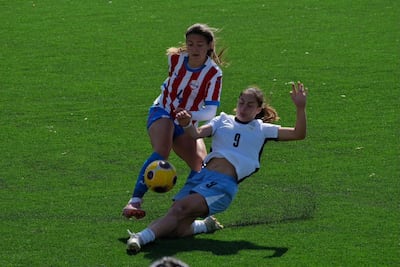 La defensora de la selección paraguaya, Ximena Morena intenta el pase ante la barrida de la delantera uruguaya Oriana Tola.