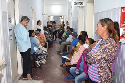 Un grupo de pacientes esperan su turno para las consultas correspondientes en el hospital de Santaní

