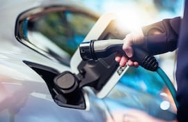 Imagen ilustrativa: carga de un vehículo eléctrico.