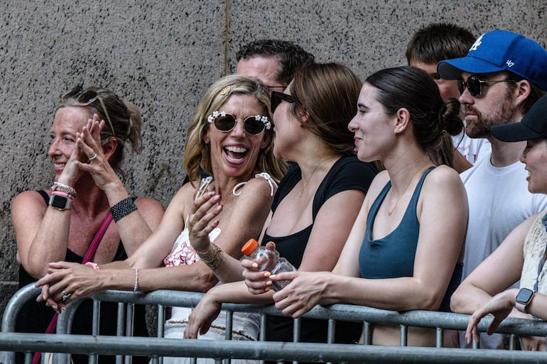 Fans de Taylor Swift, conocidos como 'Swifties', esperan afuera del Madison Square Garden con la esperanza de ver a la cantante mientras llegan los invitados a la celebración de la boda de Taylor Swift y Travis Kelce en Nueva York, Nueva York (EE.UU.)