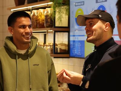 Diego Gómez (i) conversa con el entrenador del Brighton.