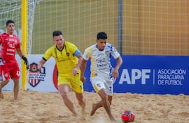 Recoleta y Sportivo Luqueño se trenzaron ayer en el arranque de la Superliga de Fútbol Playa.
