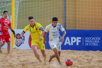Recoleta y Sportivo Luqueño se trenzaron ayer en el arranque de la Superliga de Fútbol Playa.
