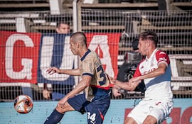 Lo más amenazante que tuvo Cerro Porteño, Mauricio de Carvalho intenta sostener la posesión del esférico ante la marca del lateral Federico Gabriel Vera. (Foto: Cerro Porteño)